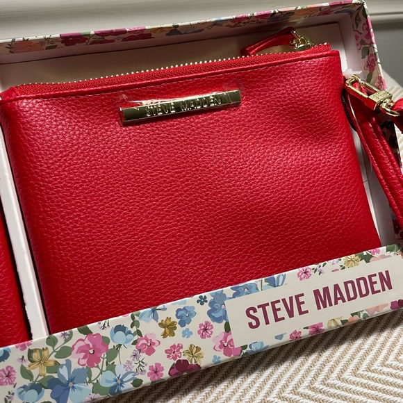 Steve Madden wallet with key ring red - Picture 2 of 10